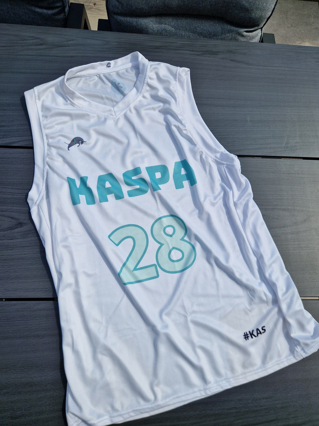 Kaspa Basketball Trikot in Türkis mit Nummer 28 und KAS Logo